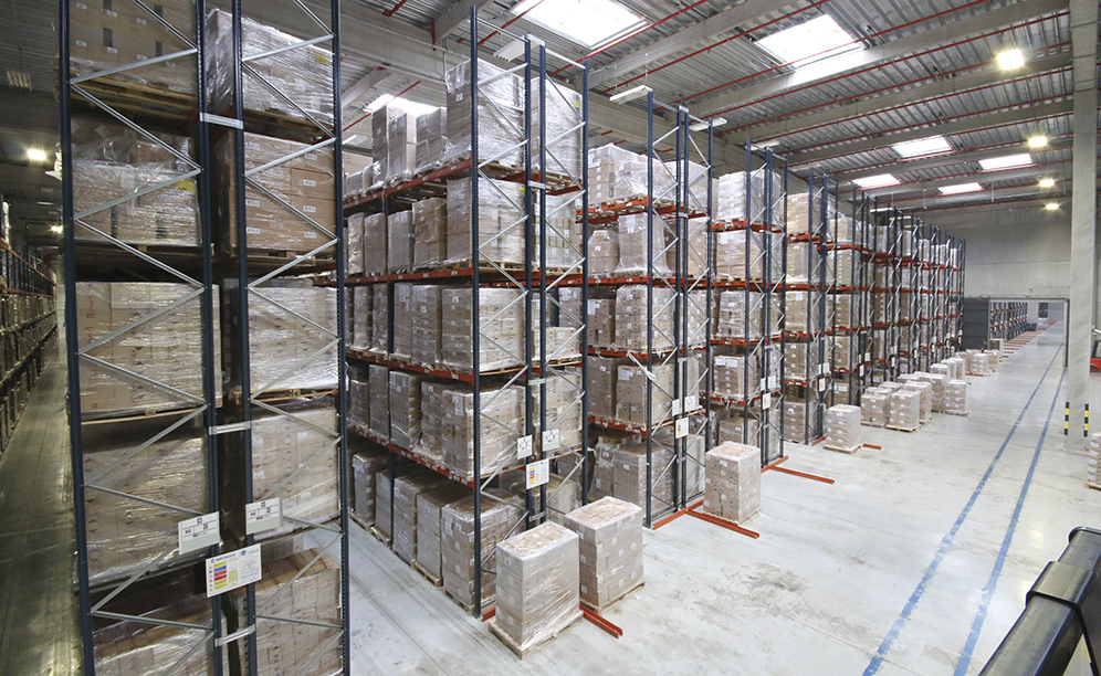A sectored warehouse with capacity for more than 42,000 pallets and a high performance picking area