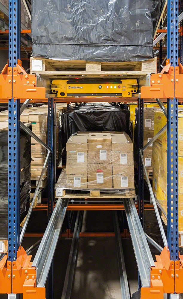Pallet Shuttle operating inside one of the storage channels