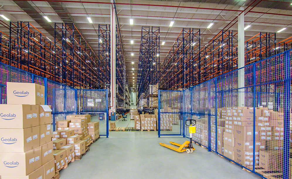 Aisles with partitioning to restrict access of unauthorised personnel