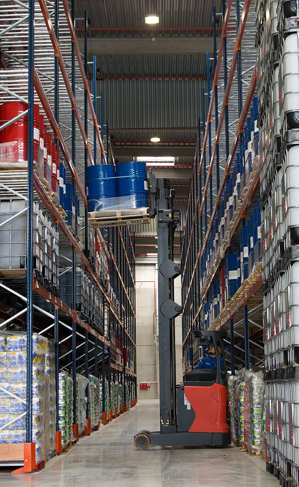 Direct access to facilitate storage and order picking tasks